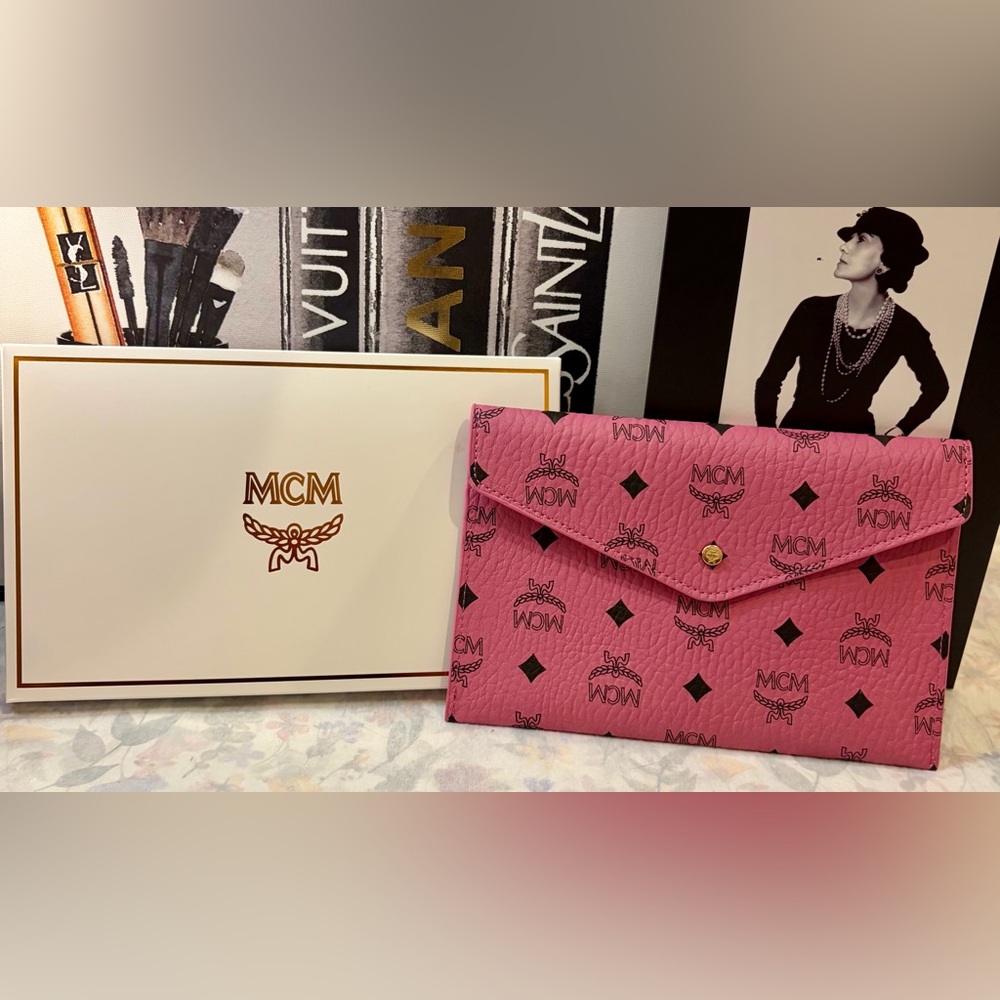 NIP/NIB MCM PINK ENVELOPE CLUTCH OR ADD A CHAIN FOR A CROSSBODY
Parfumes Coll. - Picture 3 of 9